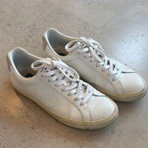 Veja Women’s White Leather Low-Top Sneakers - Classic Casual Style Sz 40